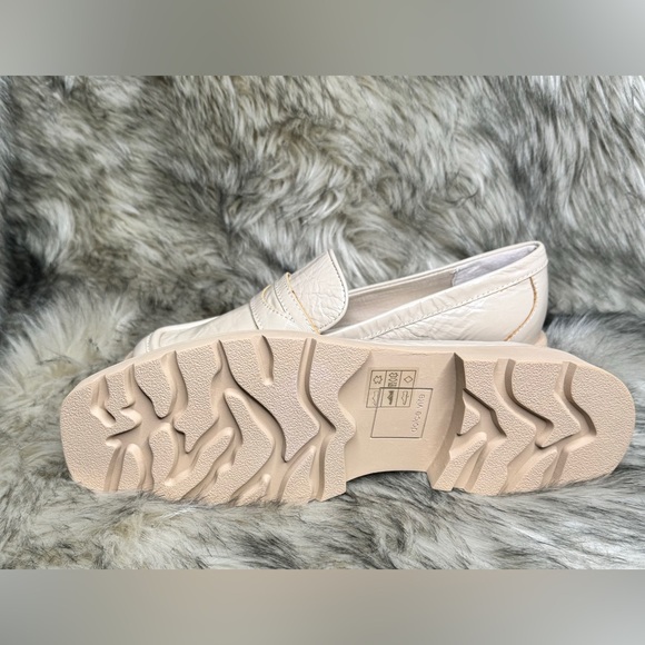 Dolce Vita Elisa Lug Sole Loafer in Crackled Patent Leather | Size 9 - Picture 4 of 5